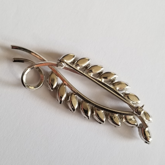 Relisted - Vintage sparkly leaf brooch silver tone clear vine spiral pin nature - Picture 3 of 10